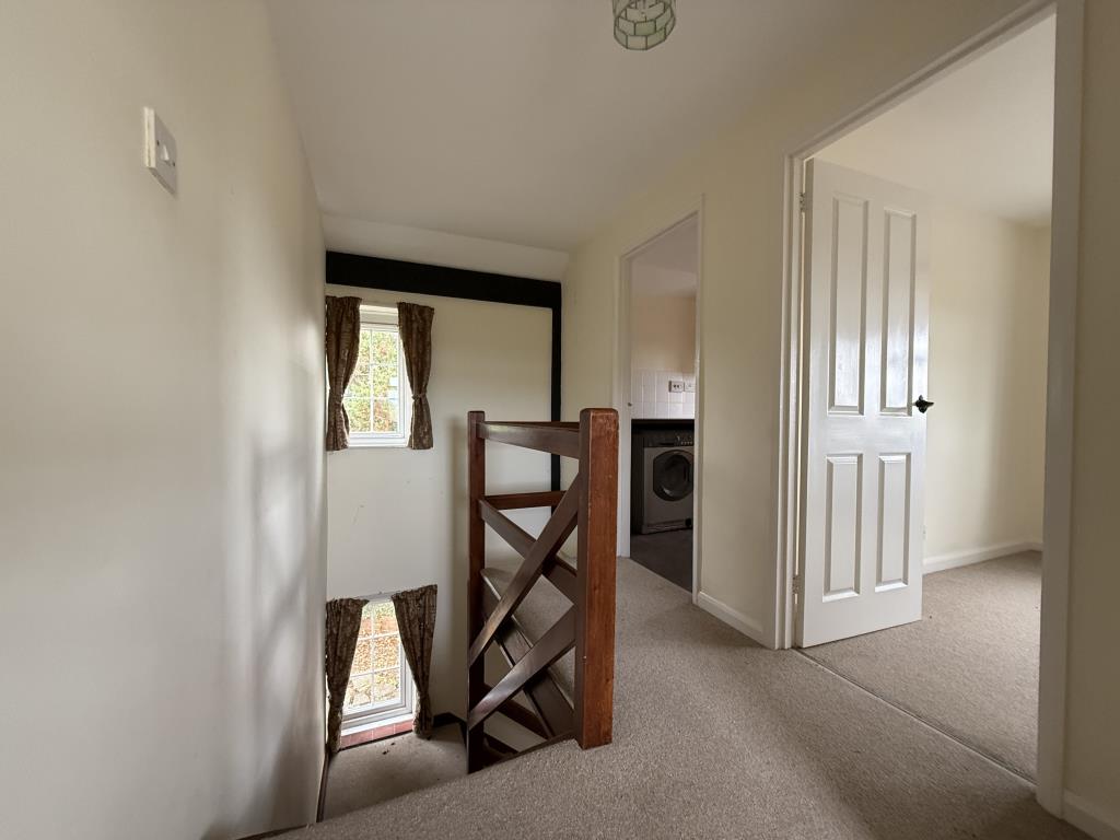 Lot: 77 - FOUR-BEDROOM COTTAGE REQUIRING MODERNISATION - Landing area